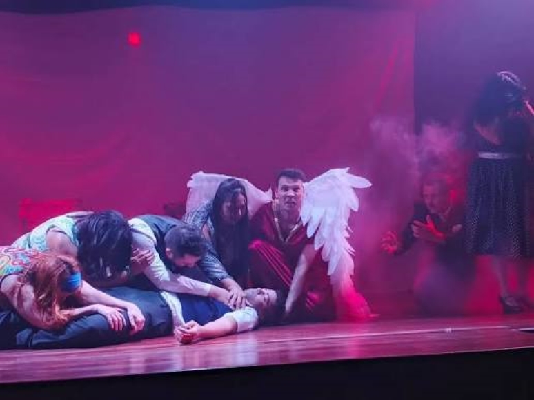 Cena do espetáculo Samael apresentado pela Cia. Os Hypócritas no Teatro Alfredo Mesquita, em Santana.