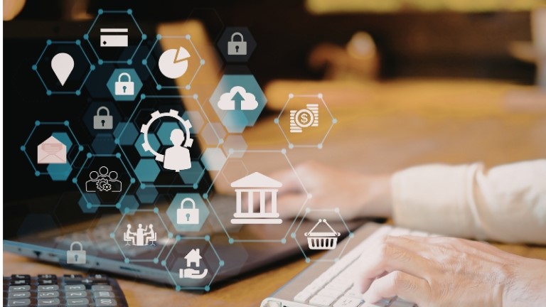 Pessoa estudando automação com Inteligência Artificial em curso gratuito do Santander.
