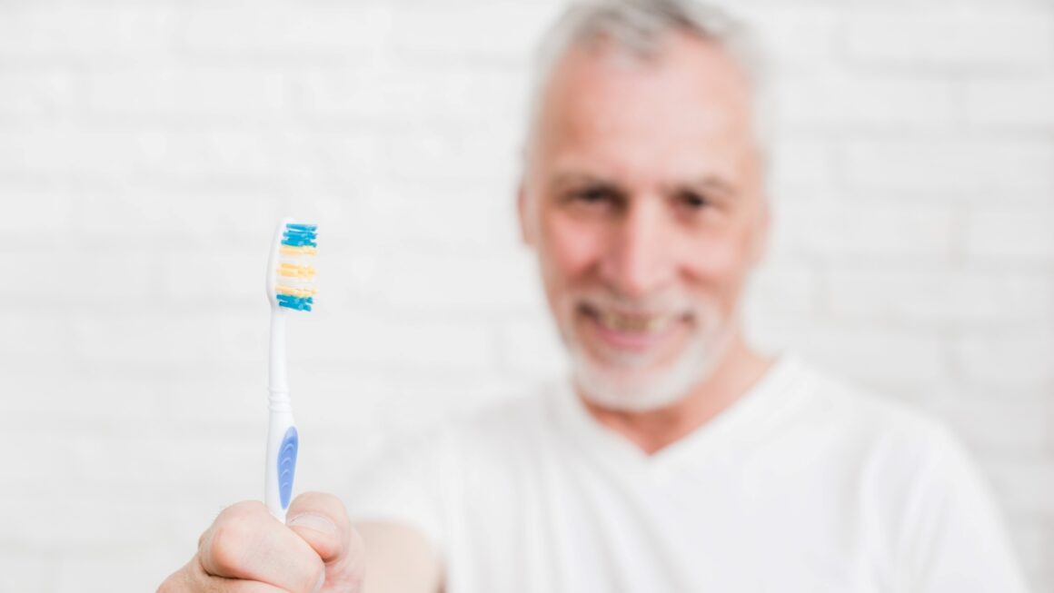 Saúde bucal dos idosos: gengiva merece atenção para evitar perda dos dentes