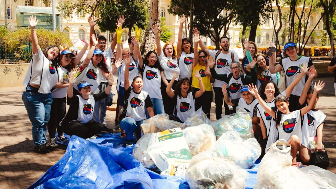 Voluntários participam de ação do Dia Mundial da Limpeza em defesa do meio ambiente