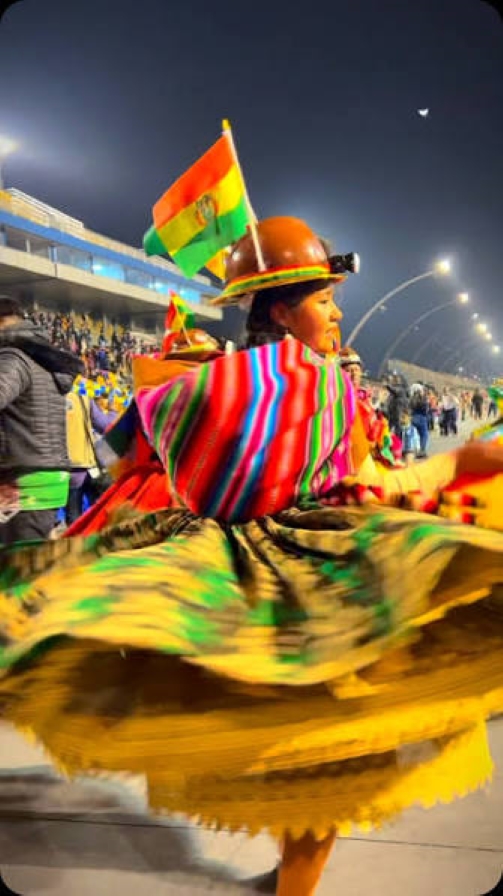 Público acompanha apresentações do Festival da Bolívia 2026 no Sambódromo do Anhembi, em Santana.