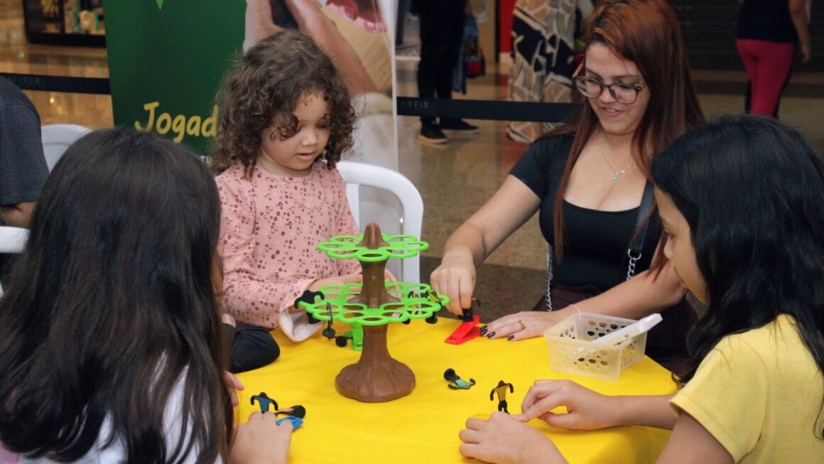 Pessoas participam da Jogaderia com jogos de tabuleiro no Cantareira Norte Shopping, em São Paulo.