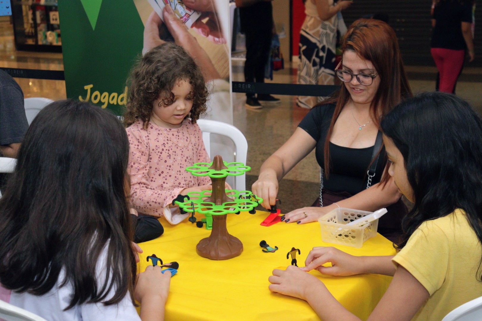Pessoas participam da Jogaderia com jogos de tabuleiro no Cantareira Norte Shopping, em São Paulo.