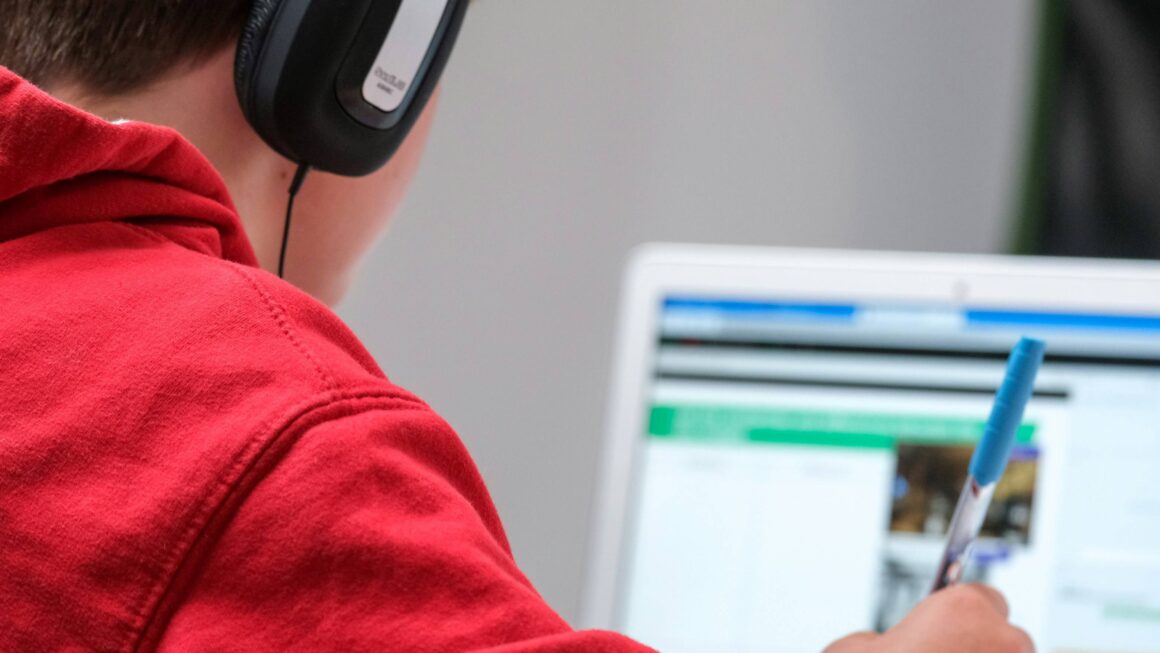 Kultivi oferece cursos de idiomas gratuitos com acesso vitalício e certificado