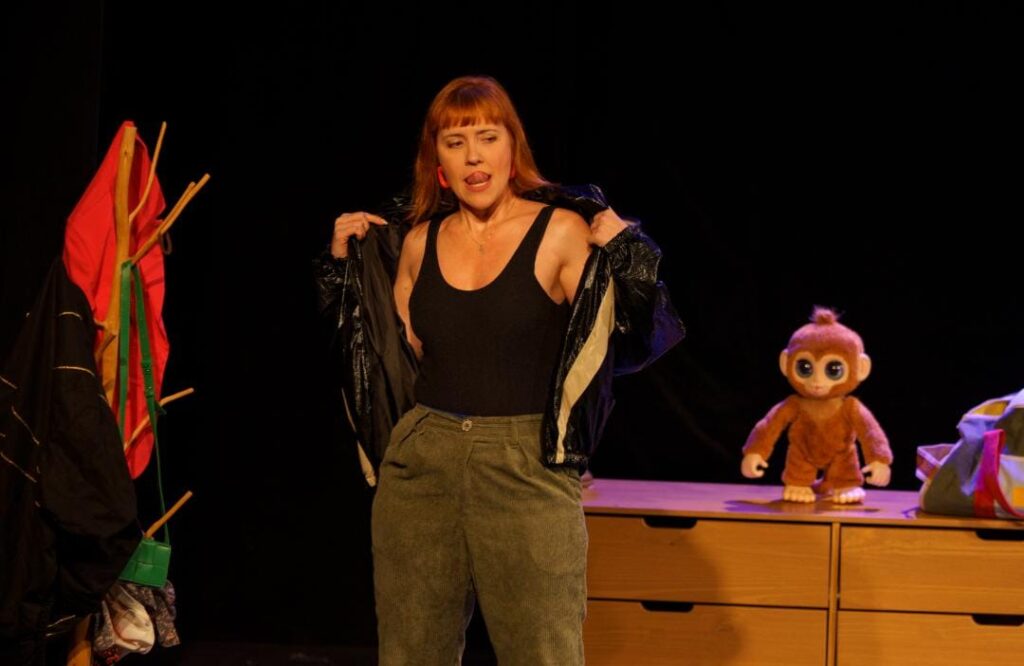 Atriz Wanessa Morgado em cena no espetáculo "Manhê!" no Teatro Alfredo Mesquita