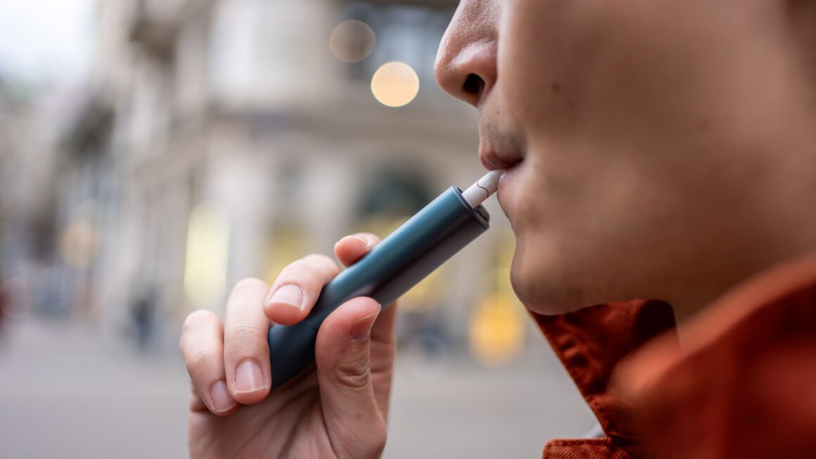 Vape entre jovens preocupa especialistas por risco futuro de câncer de boca