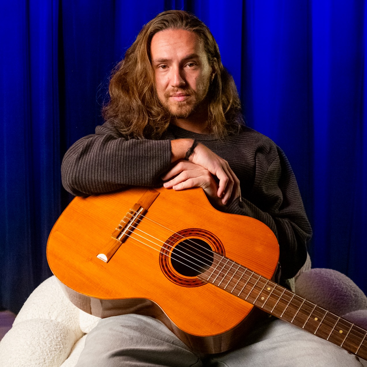 Vitor Kley lança álbum Sozinho e Bem Acompanhado com versões de voz e violão