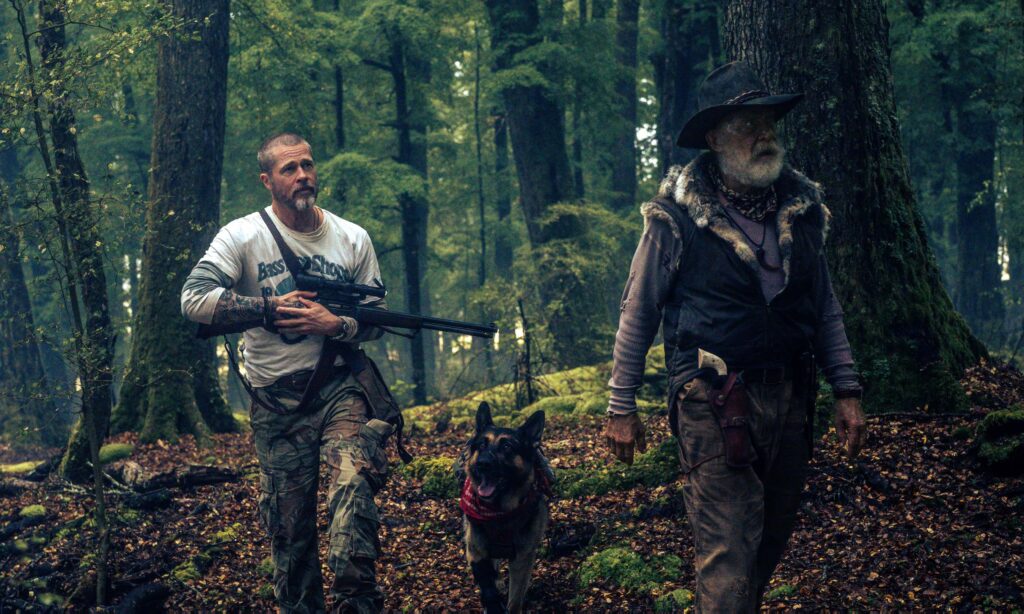 Brad Pitt interpreta James Belmont, personagem que enfrenta a natureza do Alasca ao lado do cachorro Odin.