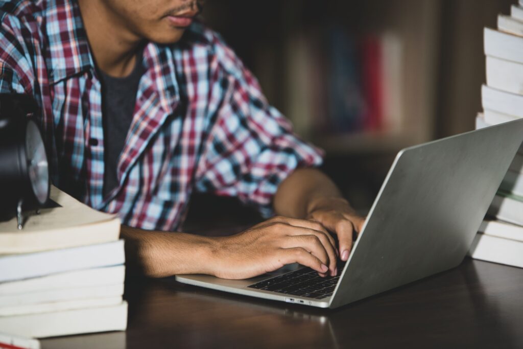 Curso gratuito ensina comunicação inclusiva para profissionais e estudantes
