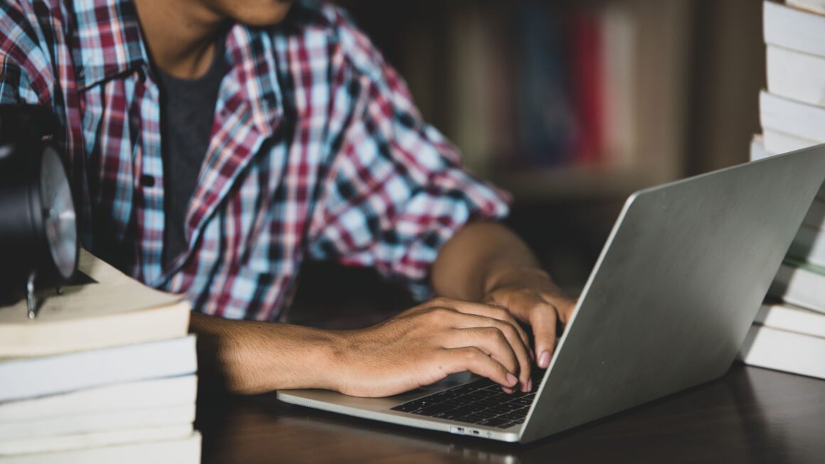 Curso gratuito ensina comunicação inclusiva para profissionais e estudantes