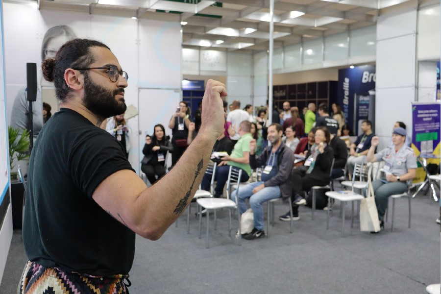 Cursos gratuitos de Libras, TEA e capacitismo da Escola da Inclusão em São Paulo