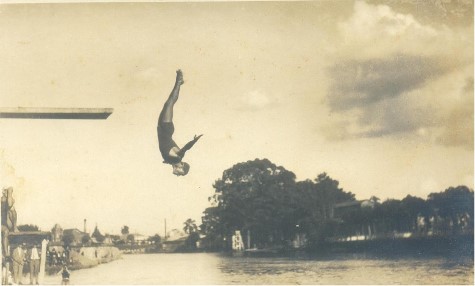 Atleta do Clube Esperia salta no Rio Tietê durante competição em 1927, em São Paulo