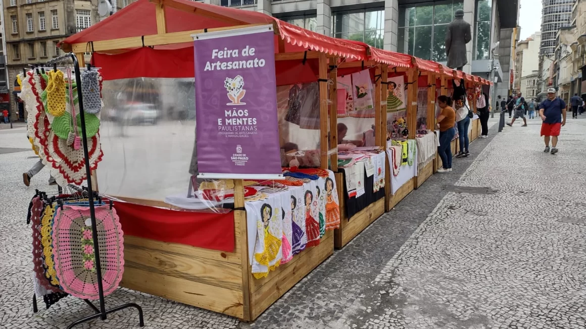 Feira de artesanato do Programa Mãos e Mentes Paulistanas na Zona Norte de São Paulo