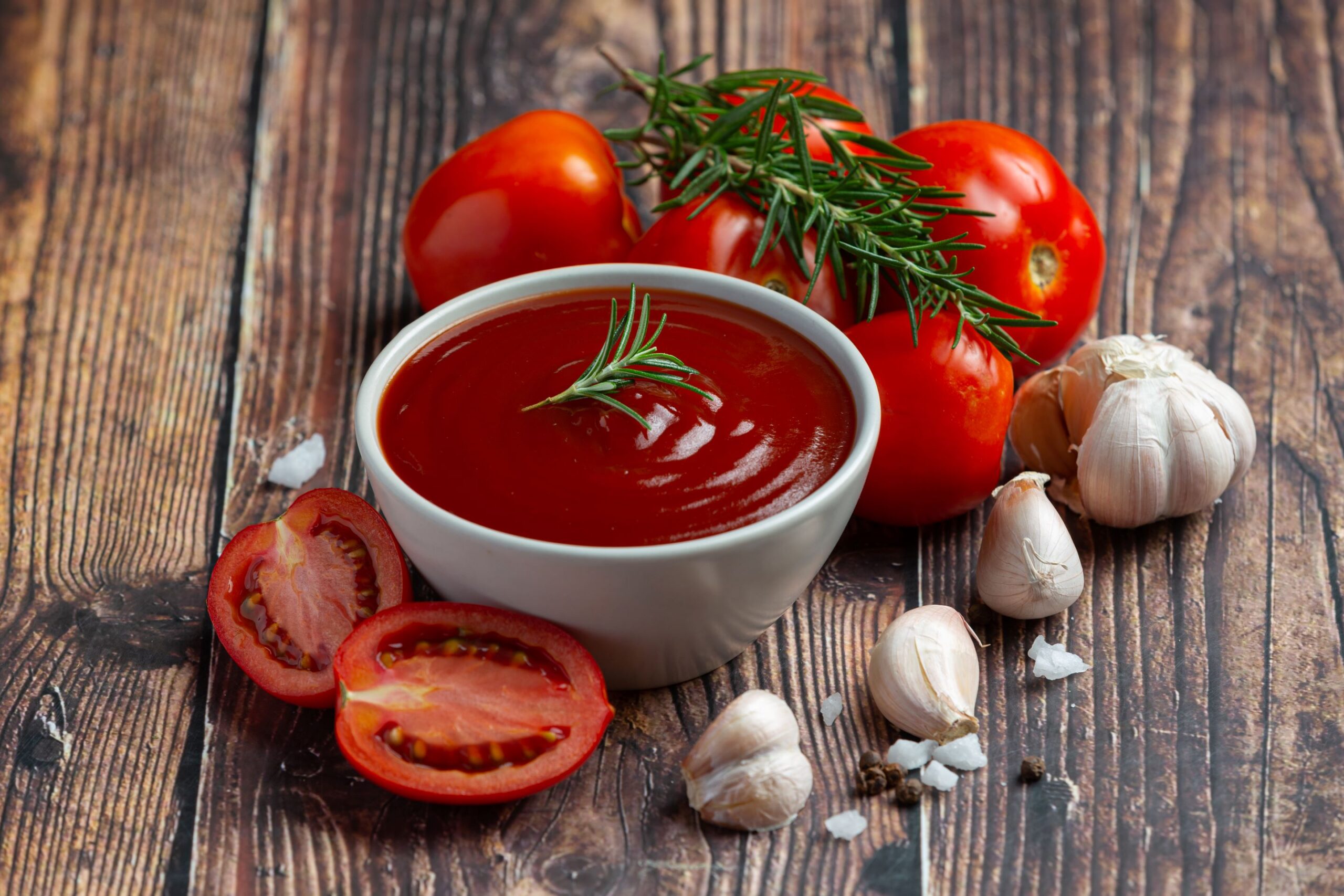 Molho de tomate preparado com temperos e azeite para massas e pizzas