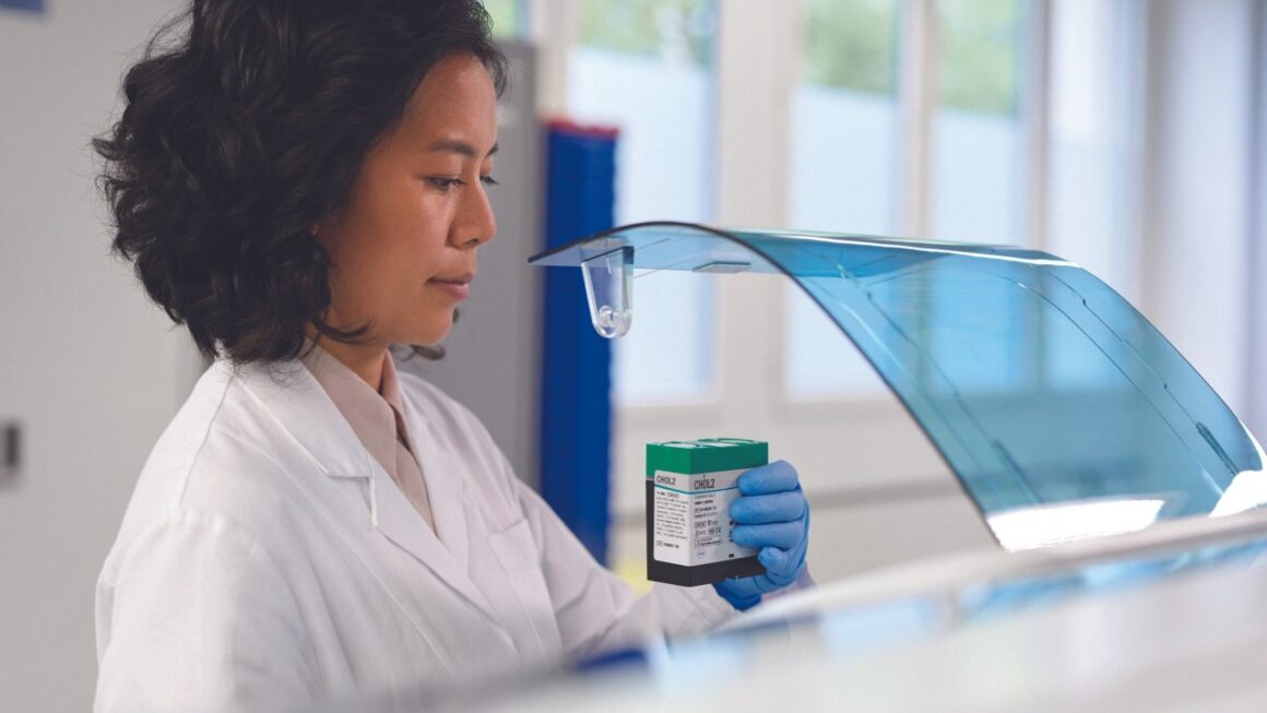 Exame de sangue Elecsys pTau217, desenvolvido pela Roche Diagnóstica para auxiliar na investigação da doença de Alzheimer.
