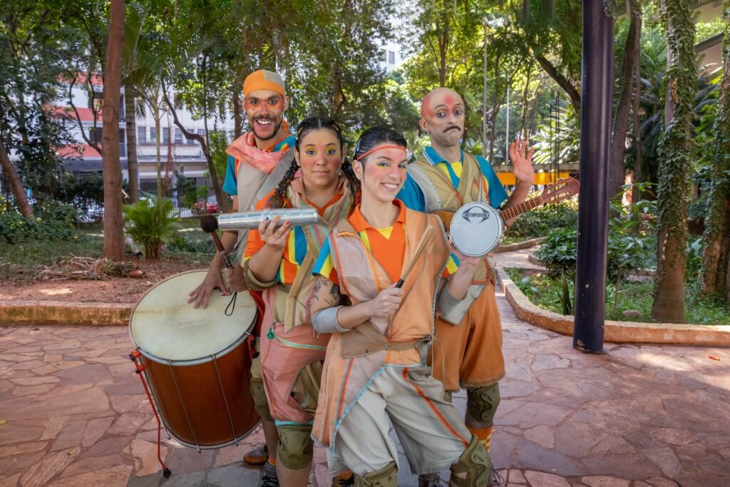 Teatro Alfredo Mesquita recebe peça gratuita sobre futebol e inclusão