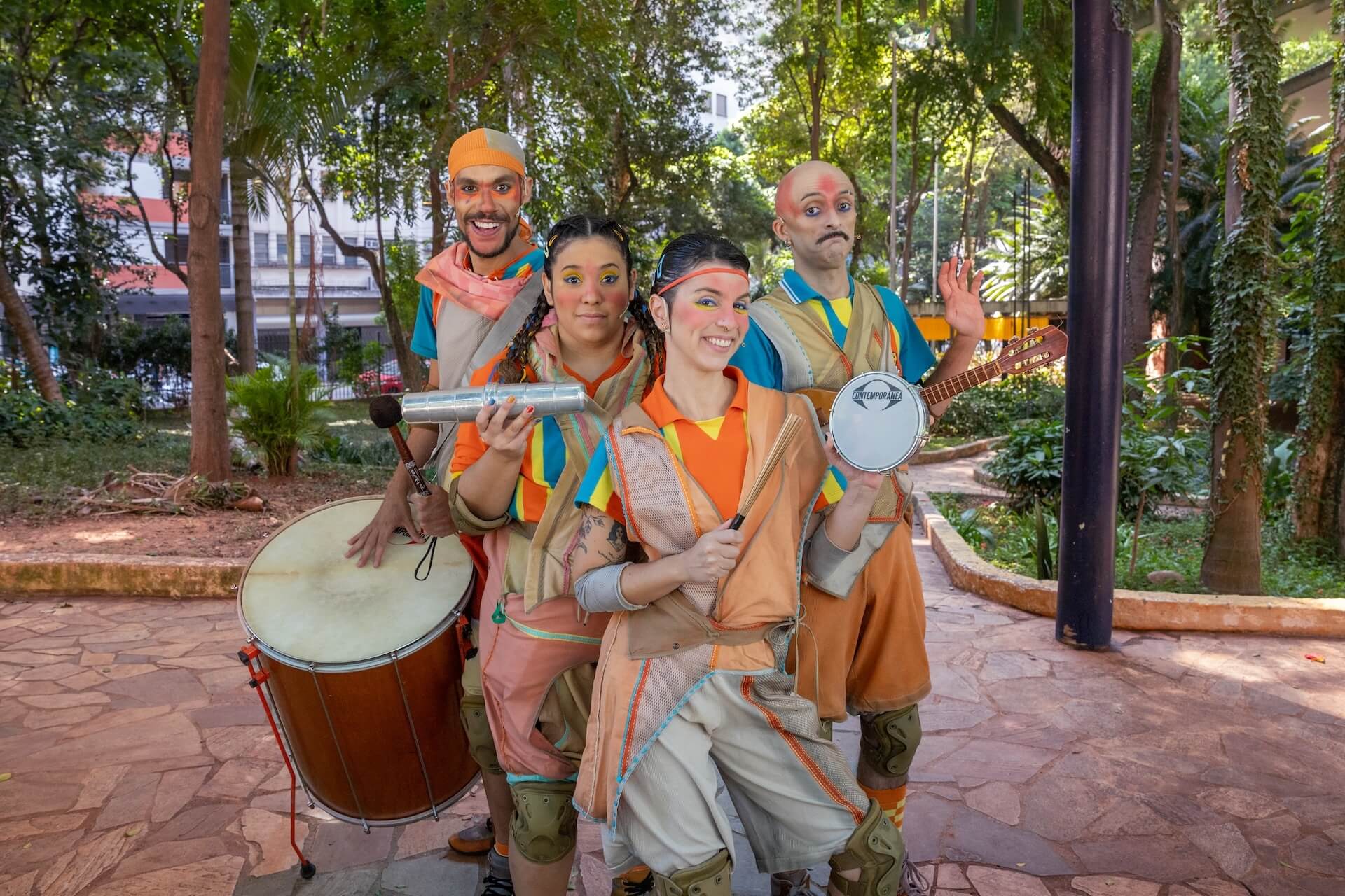 Espetáculo Catimba, da 2 Mililitros Cia Teatral, mistura futebol, humor e inclusão no Teatro Alfredo Mesquita.