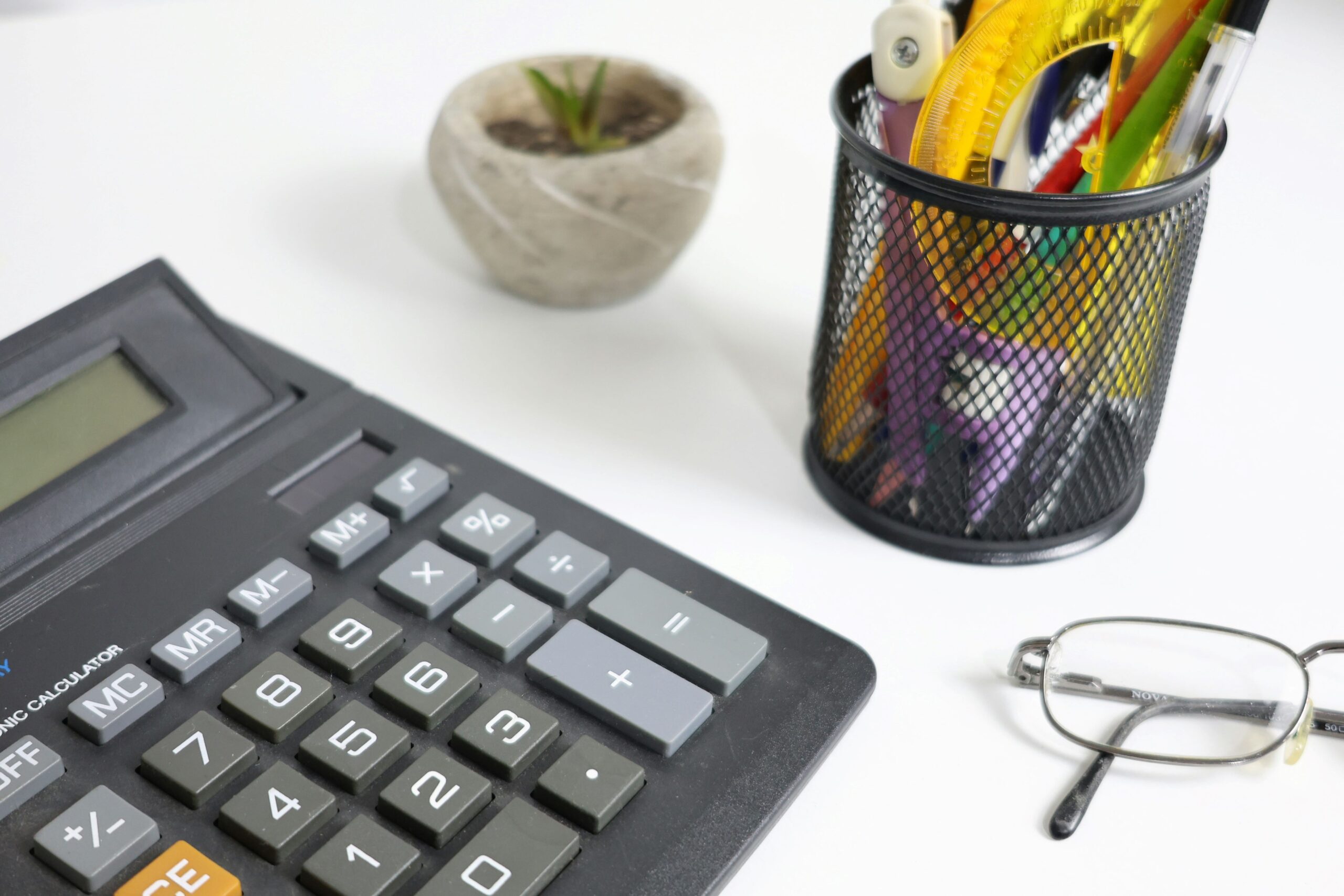 Curso gratuito da Kultivi ensina planejamento financeiro e organização das contas pessoais.