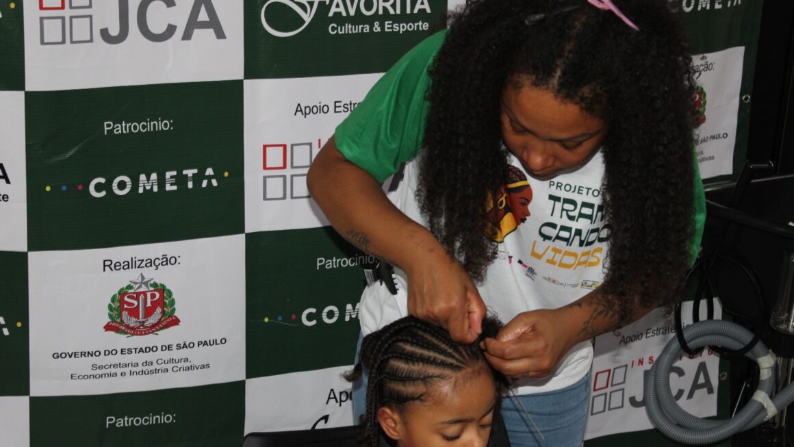 Projeto Trançando Arte inaugura salão comunitário de tranças afro no Parque Novo Mundo, Zona Norte de São Paulo.