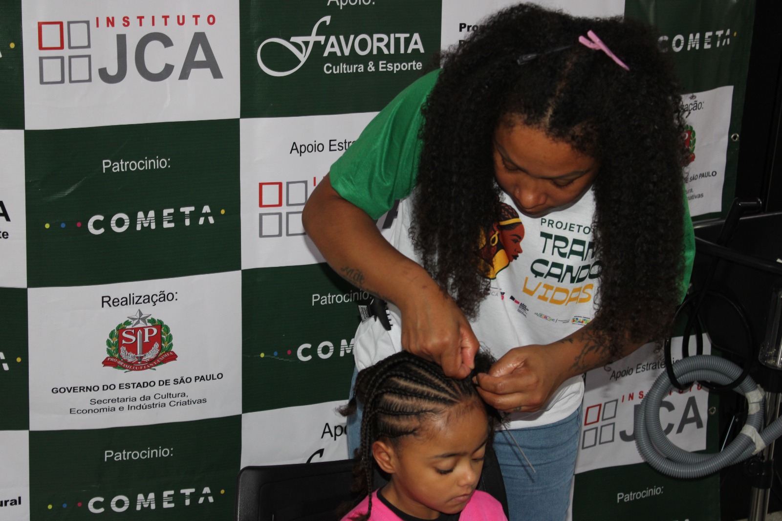 Projeto Trançando Arte inaugura salão comunitário de tranças afro no Parque Novo Mundo, Zona Norte de São Paulo.